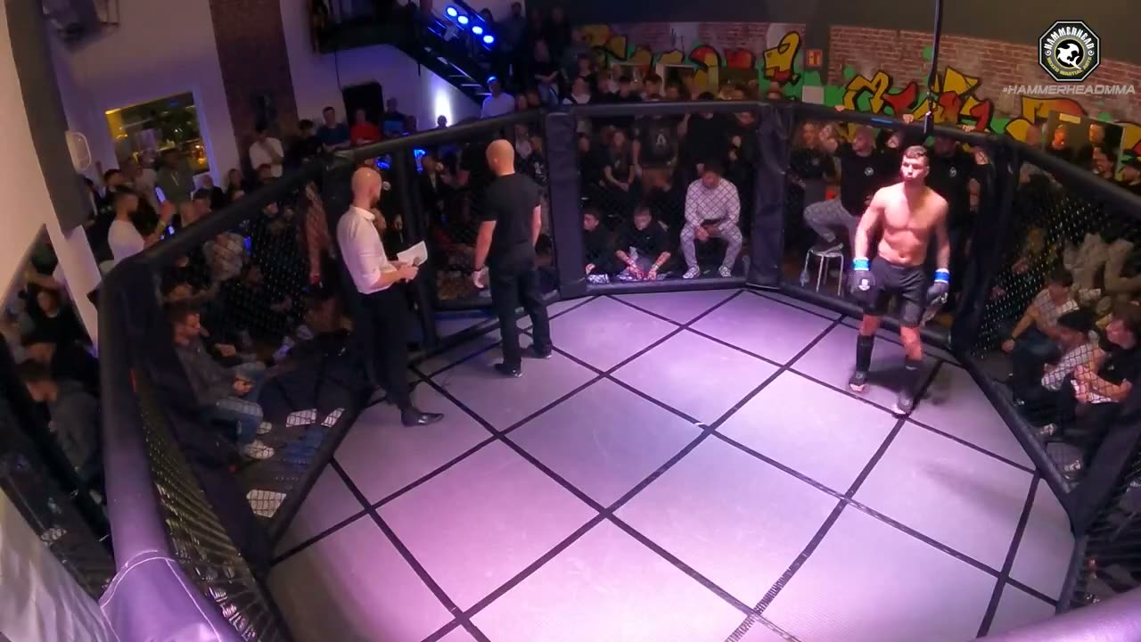 Kampfsportler im Käfig des HammerHead Germany Gyms